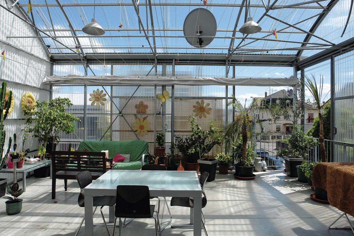 Pour la Cité Manifeste à Mulhouse, les architectes ont placé des serres horticoles par-dessus une plate-forme en béton afin de générer des terrases couvertes.