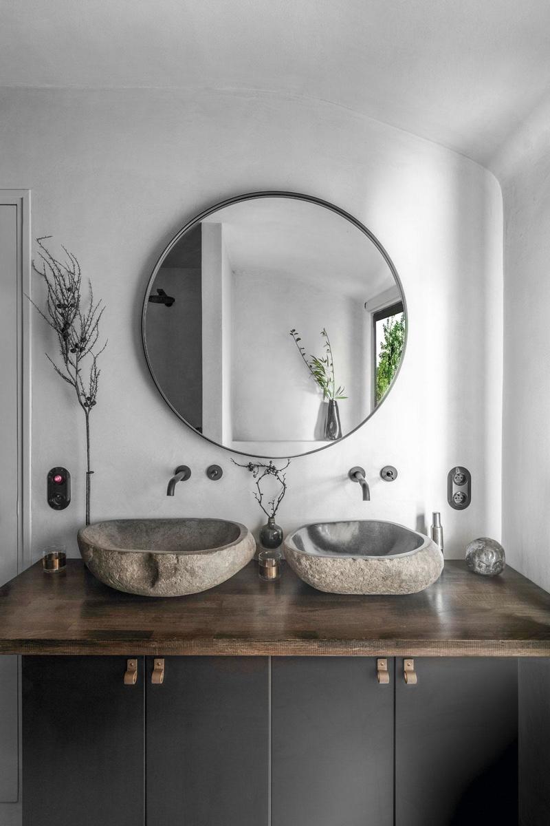 La salle de bains met aussi en avant des  labels belges, avec un miroir Ethnicraft, des robinets d'Alain Berteau et des poignées Dauby.