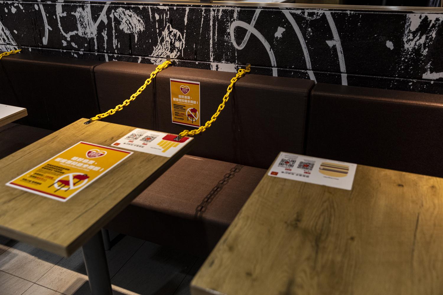 La distanciation sociale dans un café de Hong Kong