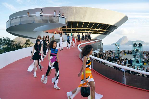 Tant à travers ses défilés - ici dans la baie de Rio de Janeiro - que dans ses City Guides, Carnets de Voyage ou Fashion Eye, Louis Vuitton érige l'ailleurs comme must absolu. 