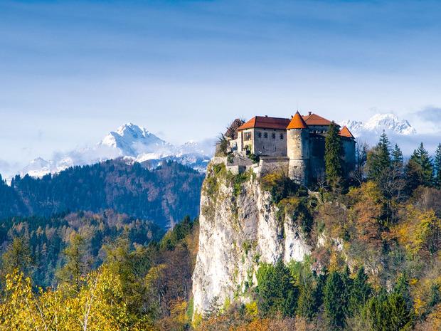Le château de Bled avec, en toile de fond, les sommets enneigés des Alpes juliennes.