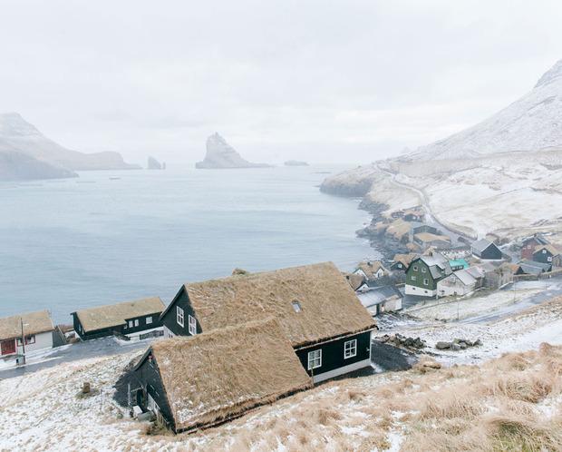 Le petit village de Bøur, sur l'île de Vágar. Ses toits herbeux et écologiques sont typiques de l'architecture féringienne, et ils sont entretenus... à la tondeuse.
