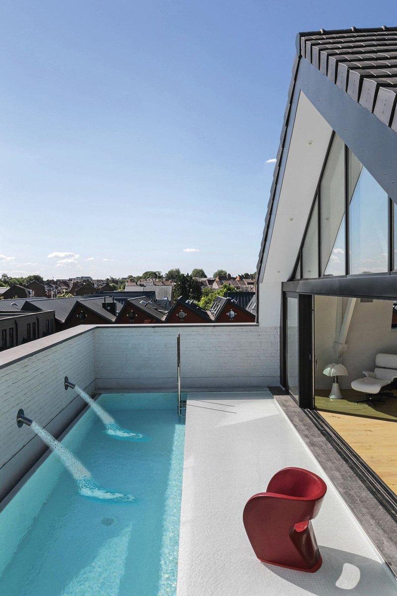 Un espace aquatique en toiture, avec vue sur Tournai.