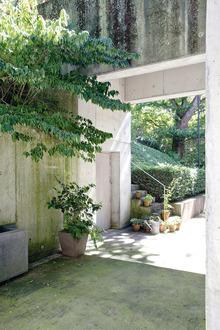 Dans ce jardin qui invite à la balade, un passage sous la passerelle du séjour. 