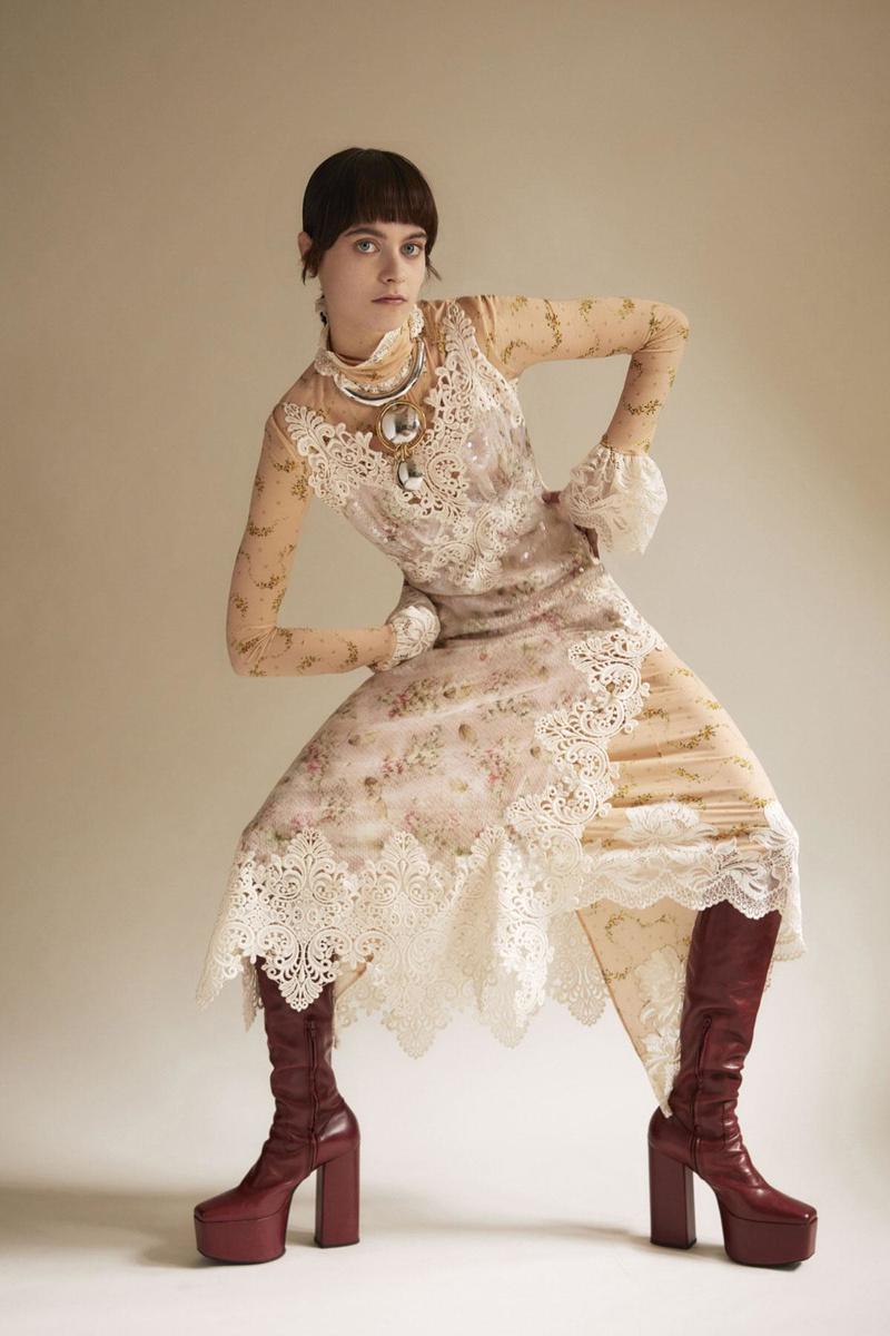 Sous-robe longue en Nylon avec motif fleuri et robe assortie en soie, dentelle et paillettes, bottes en cuir bordeaux et collier en argent, Paco Rabanne.