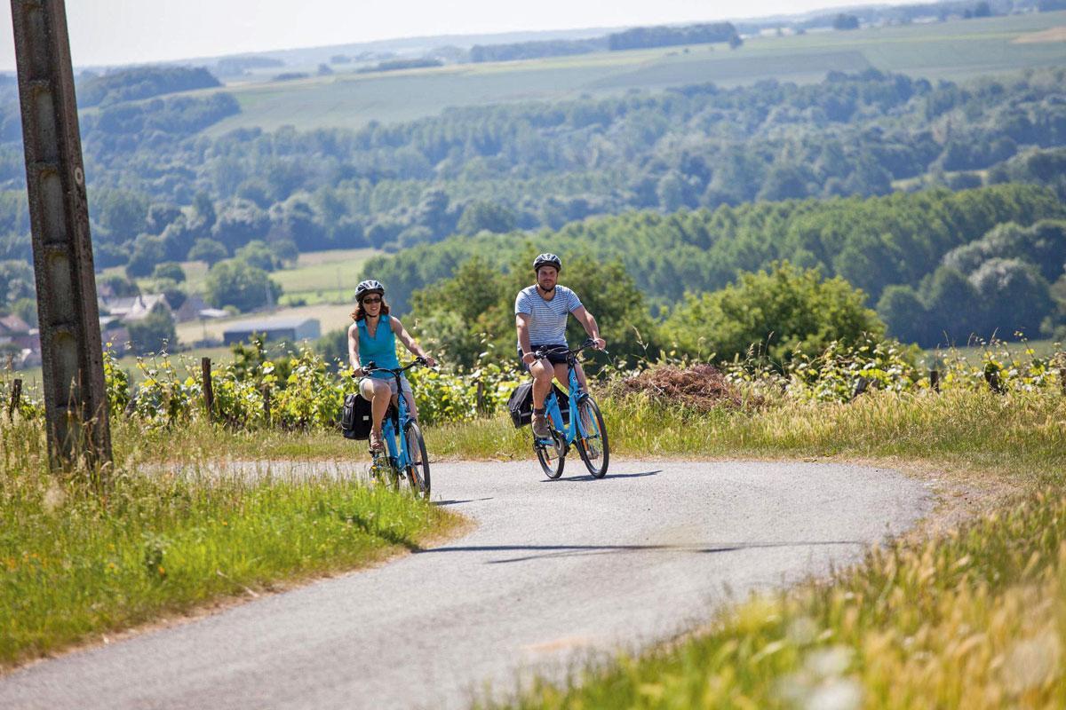 Gentiment vallonnée, la Vallée du Loir est sillonnée de parcours cyclistes.