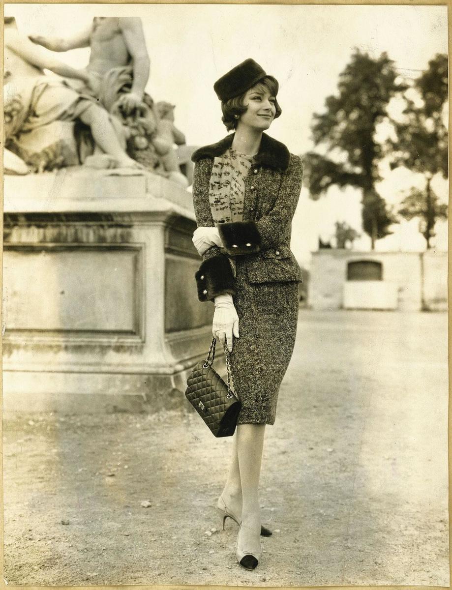 La top et actrice Marie-Hélène Arnaud portant un tailleur en tweed Chanel, collection haute couture, hiver 59.