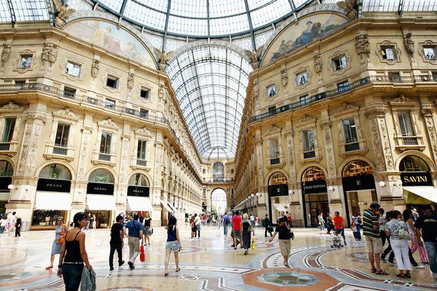 Incontournable lieu milanais, la Galleria Vittorio Emanuele ii attire aussi bien les touristes que les passionnés de mode avec ses boutiques fastueuses, aux enseignes dorées sur fond noir, pour plus d'unité. 