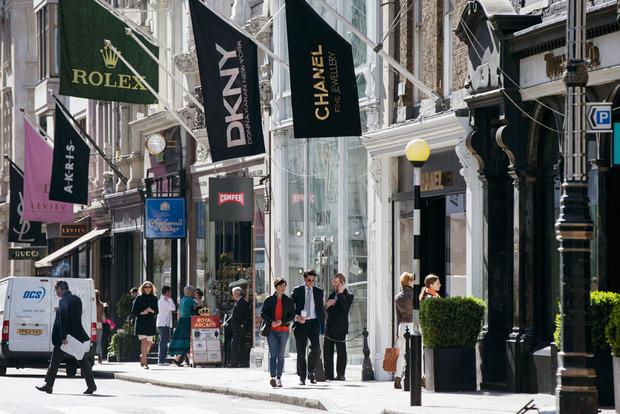 Old Bond Street, une rue où les boutiques de mode ont pris leurs quartiers à Londres, dans le sillage des galeries d'art... et de leurs clients. 