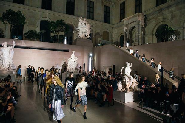 La mode au musée du Louvre pour l'hiver 17-18 de Louis Vuitton. 