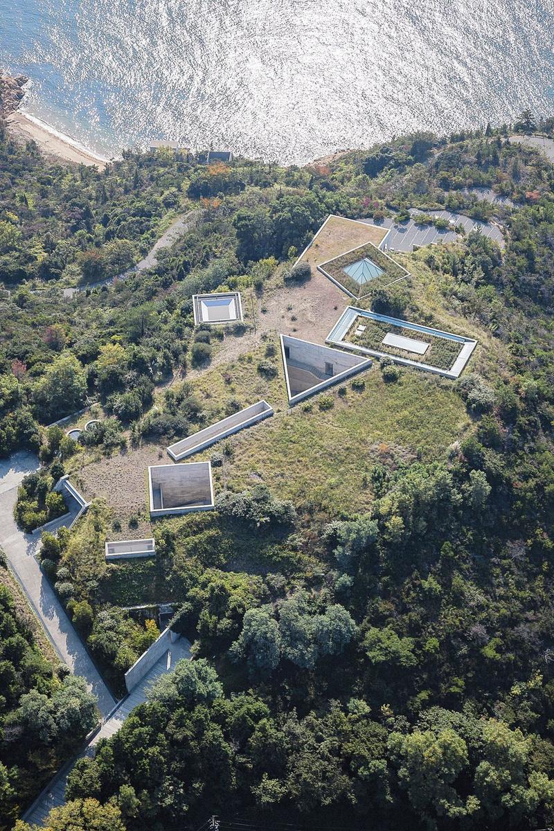 Vu du ciel, le Chichu Art Museum ressemble à une colline creusée d'entailles en forme de carrés, triangles ou rectangles.