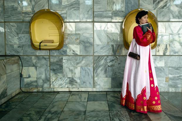 Femme portant le hanbok, robe traditionnelle coréenne.