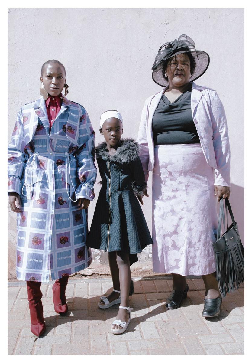 Des habitants de Kimberley habillés de pièces signées Thebe Magugu, devant l'objectif de la photographe sud-africaine Kristin-Lee Moolman.