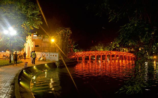 Le lac de Hoan Kiem de nuit, romantique à souhait.
