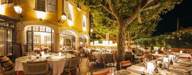Le très inspiré restaurant du Byblos, alias le Rivea, à la nuit tombée.
