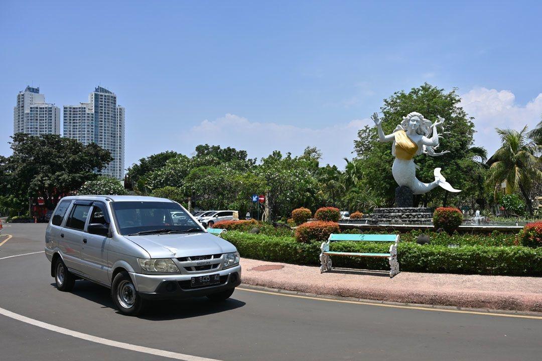 Les sirènes de parc d'attraction rhabillées en Indonésie