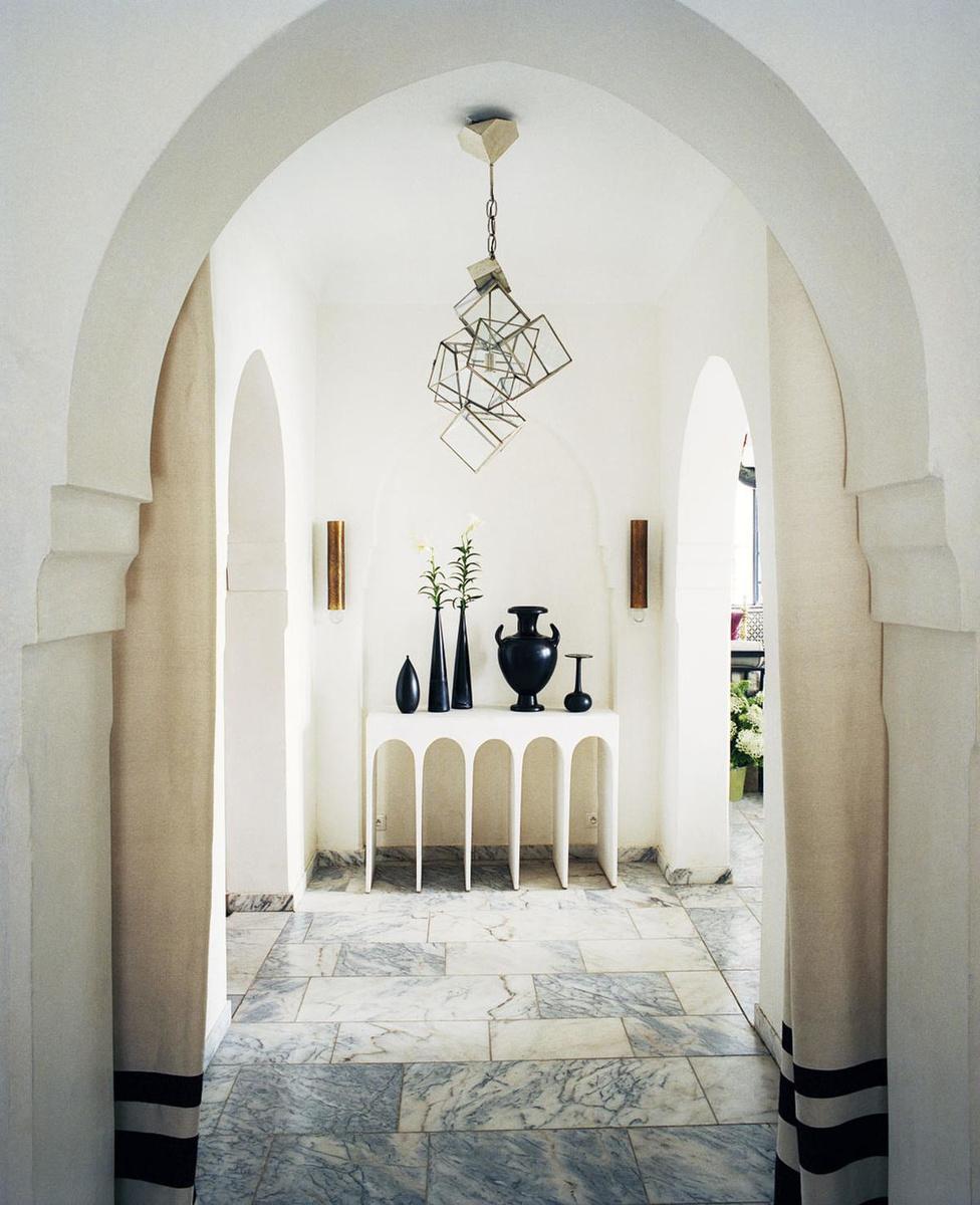 Dans le hall d'entrée, sur une console en stuc signée Hervé Van der Straeten, des vases en céramique dénichés en Toscane.