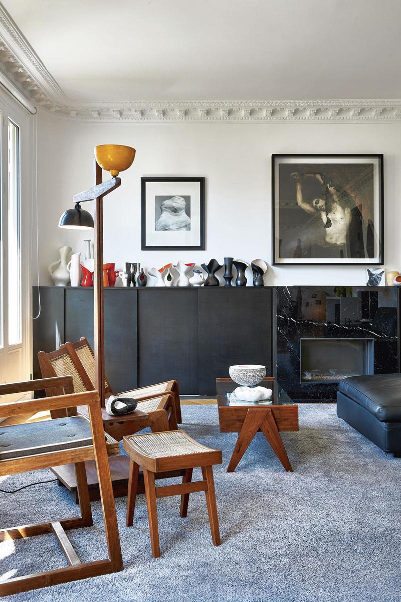 Les meubles de salon sont de Pierre Jeanneret et, sur l'armoire, les céramiques de Pol Chambost.