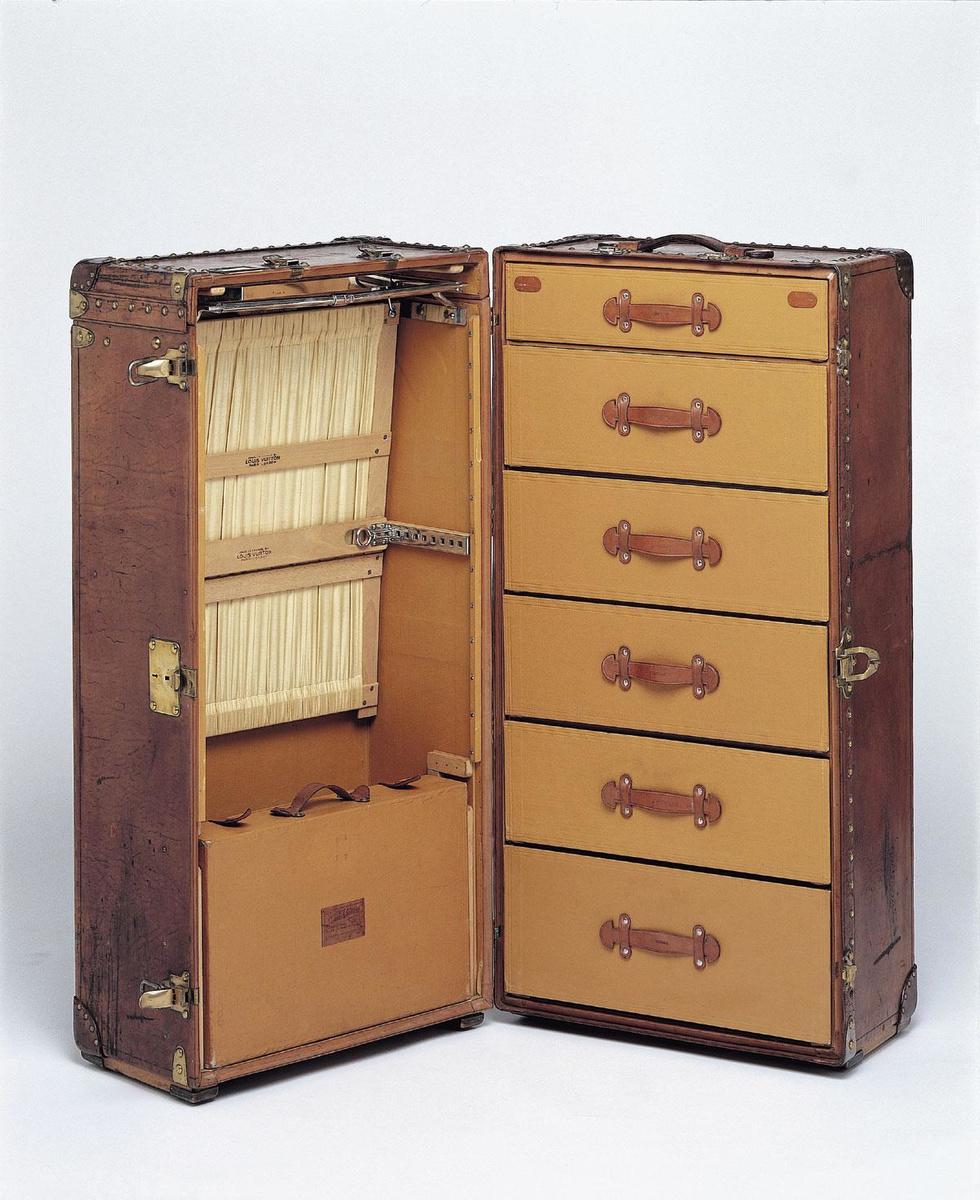 Wardrobe 110 x 62 en cuir de vache naturel, ouvert avec une penderie et des tiroirs, créé par Louis Vuitton en 1875 pour les voyageuses élégantes.