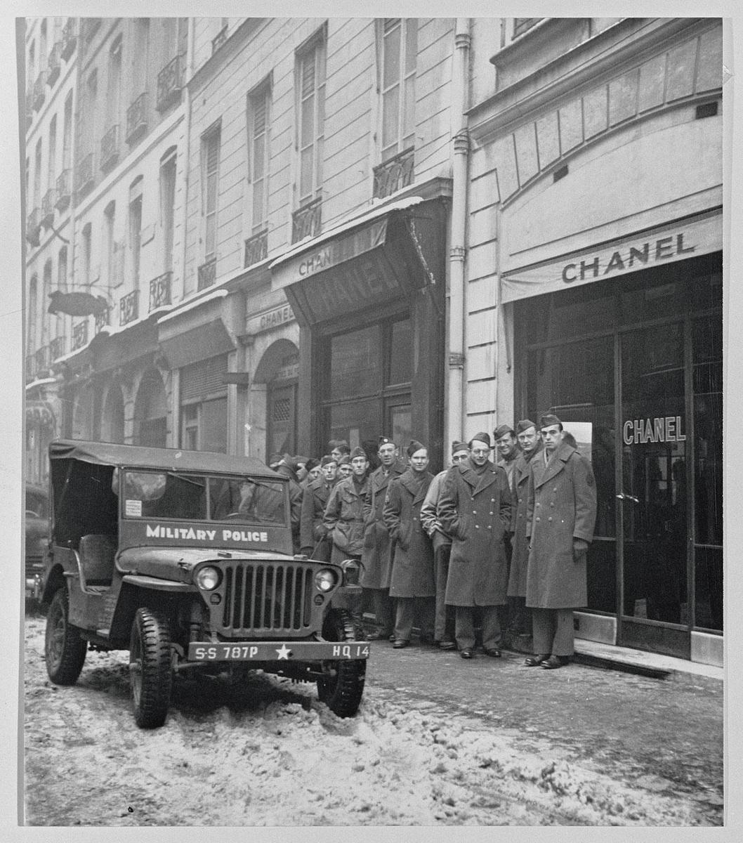 Des soldats américains devant le 31 rue Cambon pour acheter le parfum Chanel n°5, en 1945.