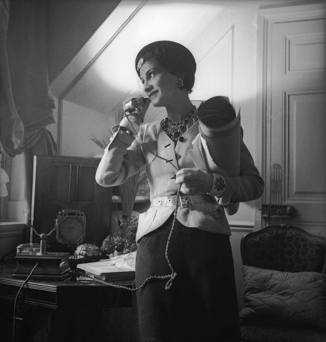 Gabrielle Chanel dans sa suite du Ritz, à Paris, en 1937.
