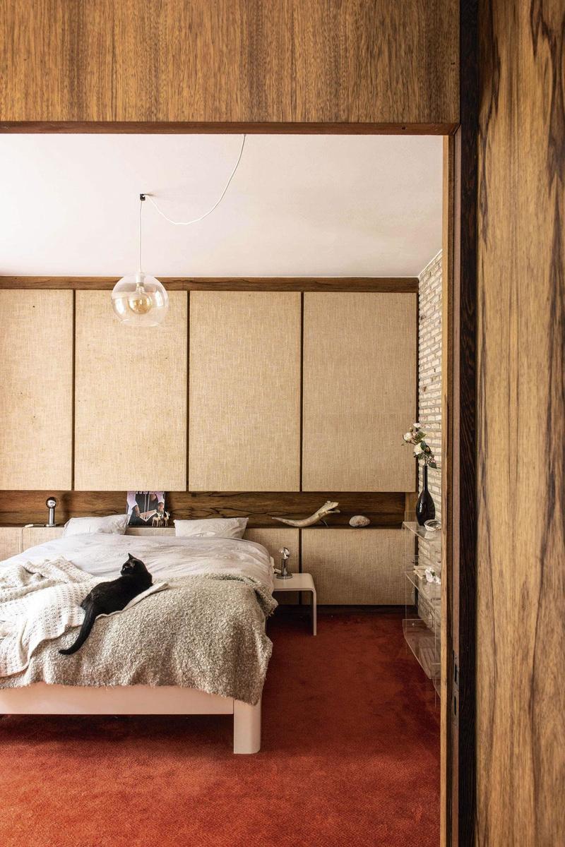 La chambre à coucher des parents, avec ses panneaux en textile, est restée entièrement dans son jus.