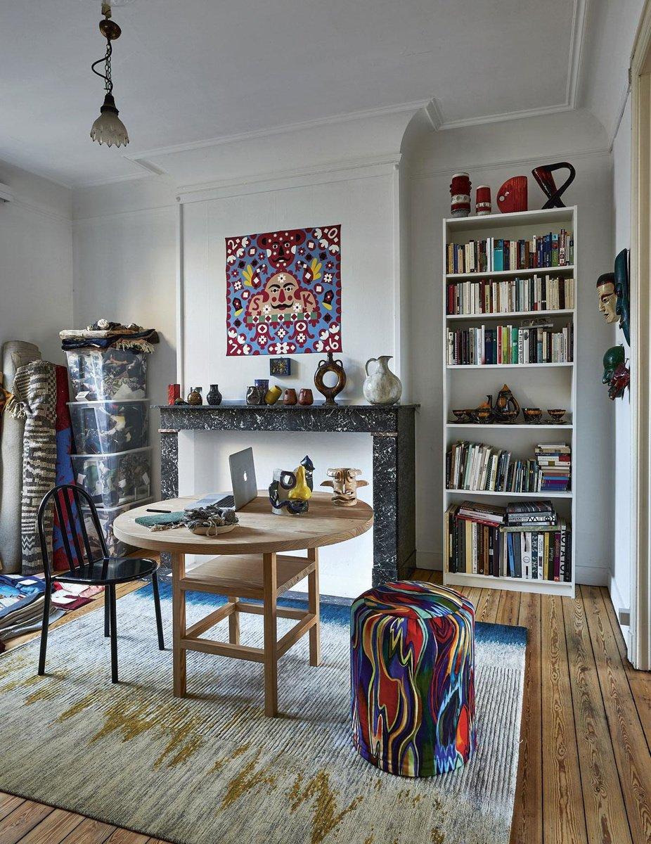 La chaise est de Mallet-Stevens ; le pouf et le tapis de Christophe Hefti. La table à manger qui sert de bureau est une création de l'artiste belge Sophie Nys. Le mur est orné d'un foulard de Sonnhild Kestler.