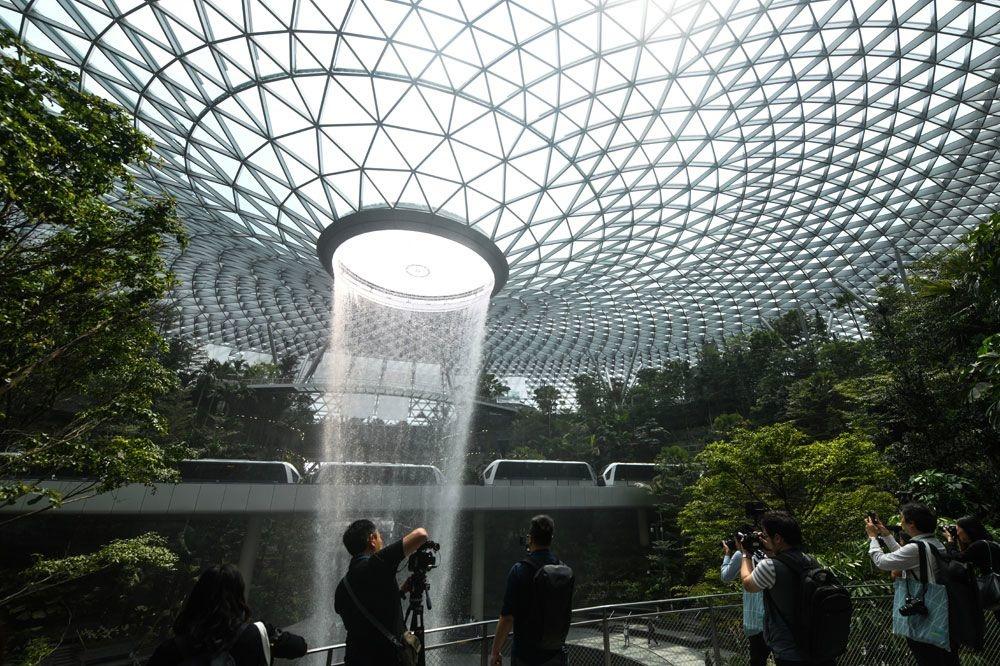 Singapour: la jungle et une cascade géante dans l'aéroport (vidéo)