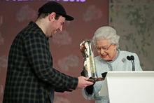 La reine Elizabeth récompense Richard Quinn d'un prix à son nom