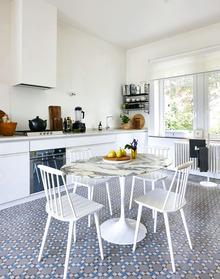 Au coeur de cette cuisine à la fois rustique et contemporaine, une table vintage signée Eero Saarinen. 