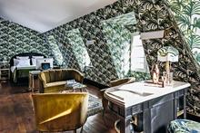 Sous les combles se trouve l'unique suite de l'hôtel, avec vue sur Montmartre et équipée d'un bar sur mesure avec shaker en cuivre, glacière encastrée et mode d'emploi illustré. Les parois de cette pièce, comme celles de la plus petite chambre de l'établissement, sont couvertes des papiers peints originaux de la marque The House of Hackney. 