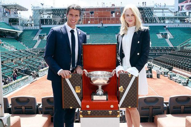 Nicole Kidman et le champion de canoë Tony Estanguert, qui portent la candidature de Paris pour les JO 2024, autour de la malle Roland-Garros.