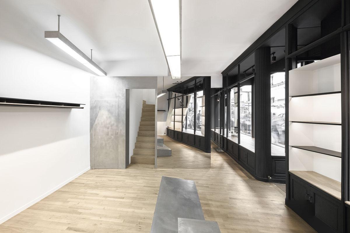 La boutique de Kris Van Assche est l'un des projets les plus radicaux de l'agence, avec son contraste noir et blanc, ses diagonales et ses murs en acier brossé.