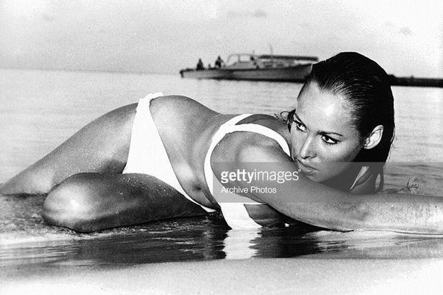 En 1962, la James Bond girl Ursula Andress porte, pour la première fois, le deux-pièces au grand écran.