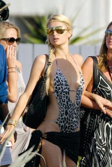 Paris Hilton joue la provoc' avec un trikini léopard. 