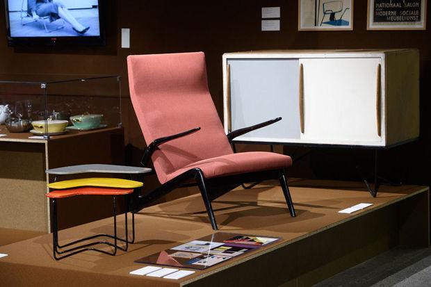Autour du fauteuil S6L d'Alfred Hendrickx pour Belform, des tables gigognes et une console de Willy Van Der Meeren, chez Tubax.