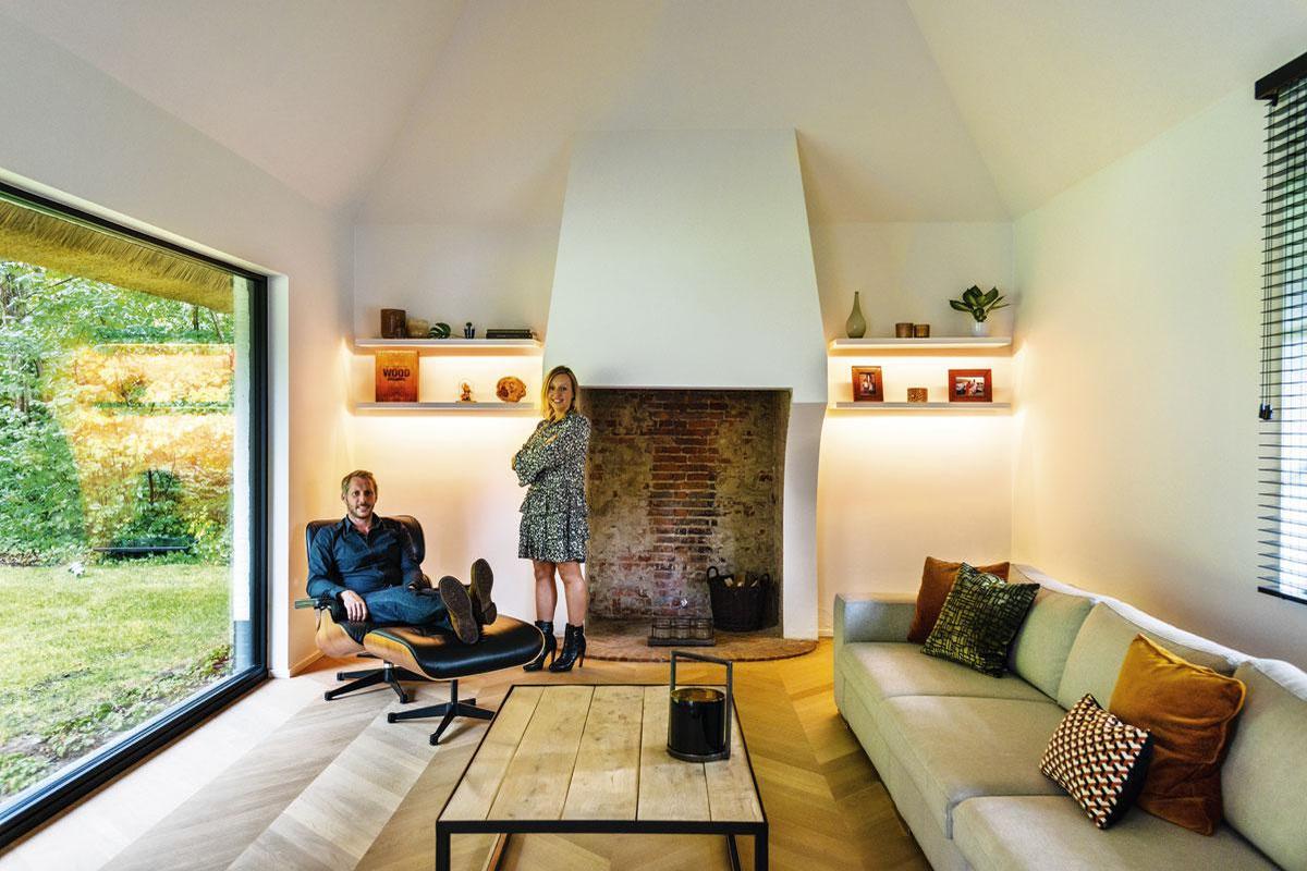 Cameron Kobzey & Caroline Adriaens. A côté de la cheminée, une lounge chair signée Eames: une pièce classique qui conjugue design et confort cosy.