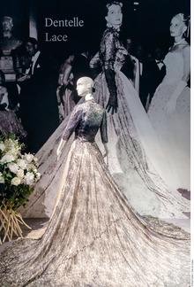 Une robe de bal en dentelle et satin, portée en photo par l'actrice Capucine, à Versailles, en 1952. 