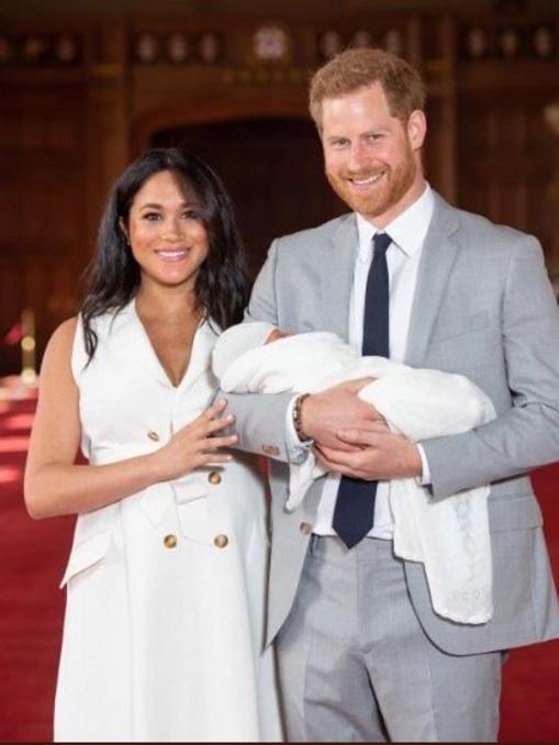 Meghan et Harry présentent leur bébé au public (en images)