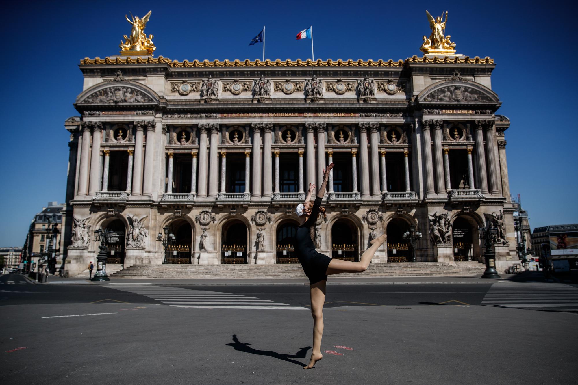 Yara al-Hasbani devant l'Opéra Garnier de Paris