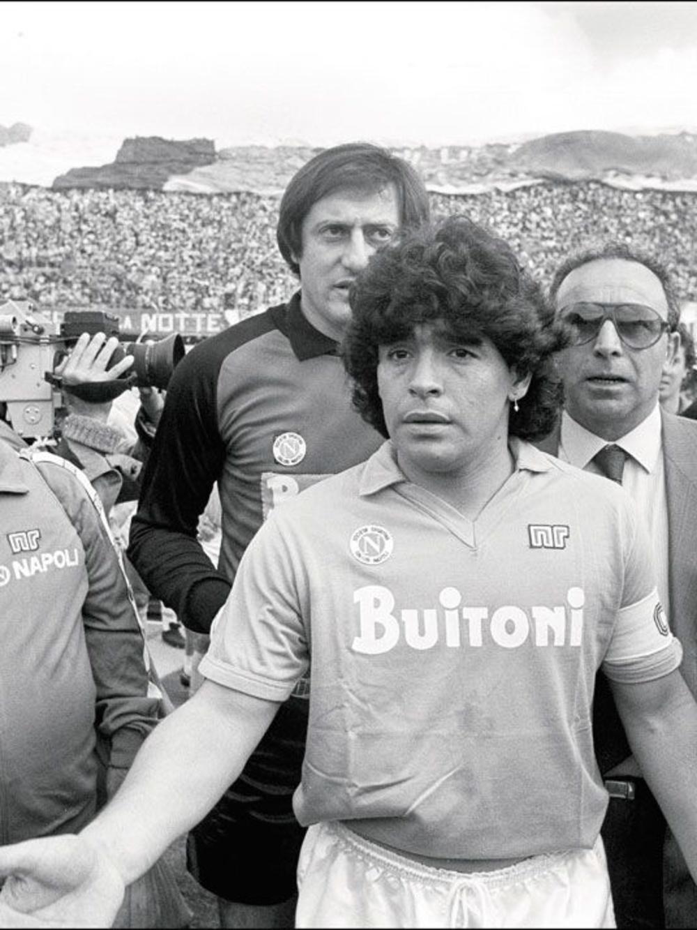 À l'arrivée de Maradona à Naples en 1984, il était le transfert le plus cher de tous les temps (6,7 millions d'euros). Il a coûté plus que Michel Platini à la Juventus.