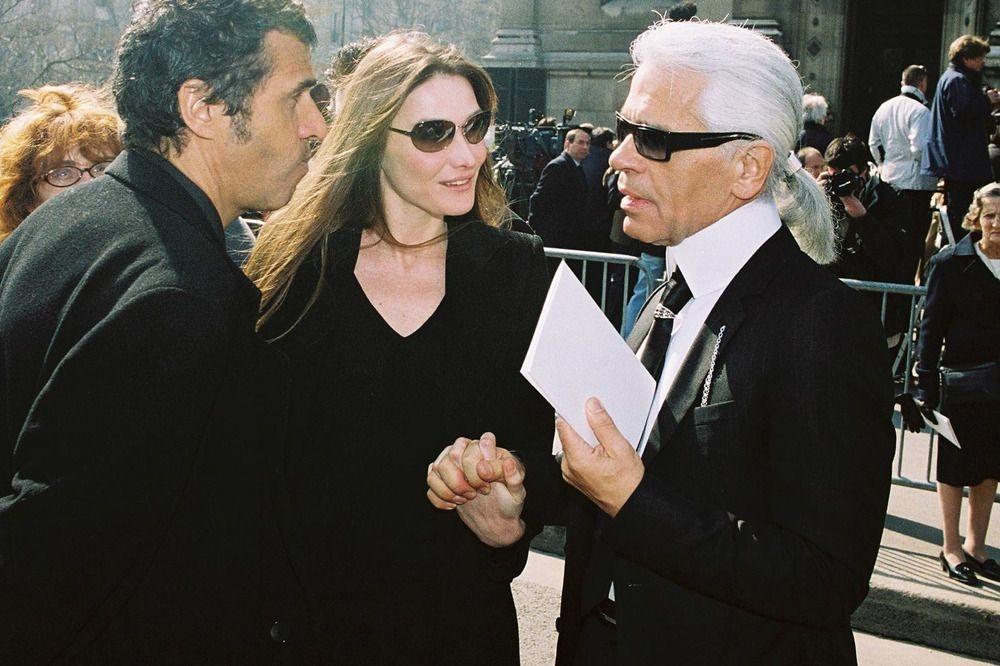Karl Lagerfeld aux obsèques de Jean-Luc Lagardère, avec Carla Bruni et Julien Clerc, en 2003