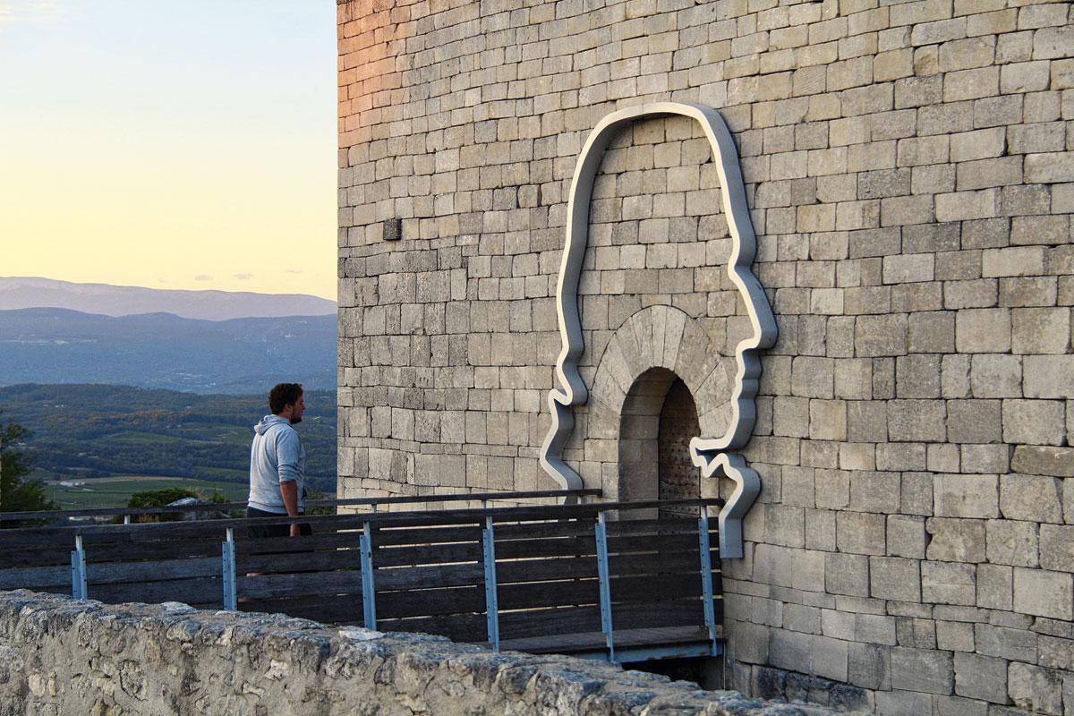 L'entrée du château épouse le profil du marquis.