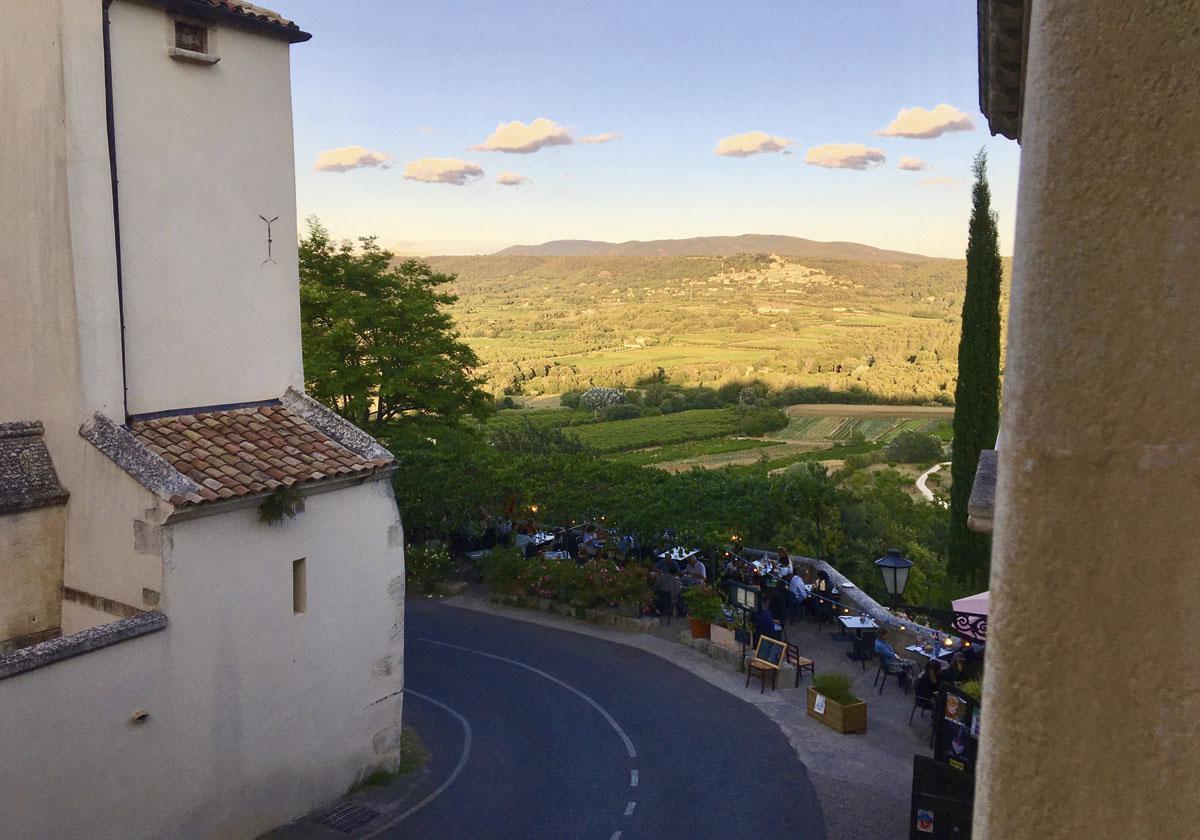 La terrasse du France, avec vue sur la plaine