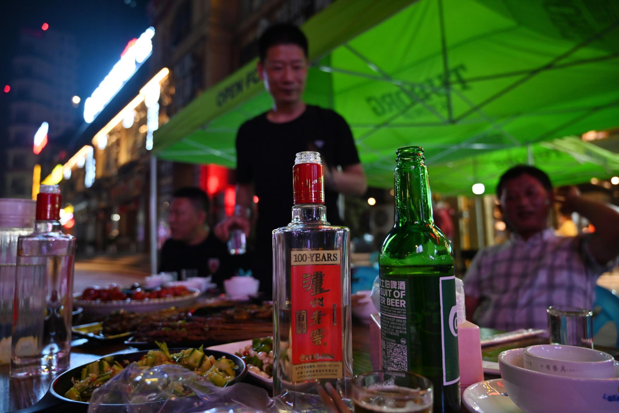 Le baijiu, un alcool chinois qui souhaite s'exporter, malgré son goût de 