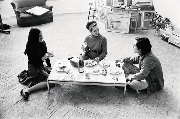Françoise Gilot, avec ses enfants, Paloma et Claude Picasso, en 1966.