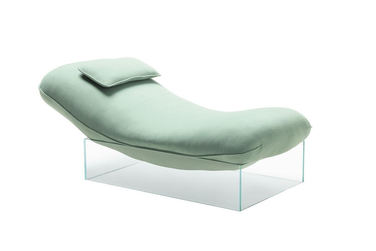 Avec ce daybed Coalesce, Studio Truly Truly associe la douceur des textiles Kvadrat et un cadre rigide en verre.