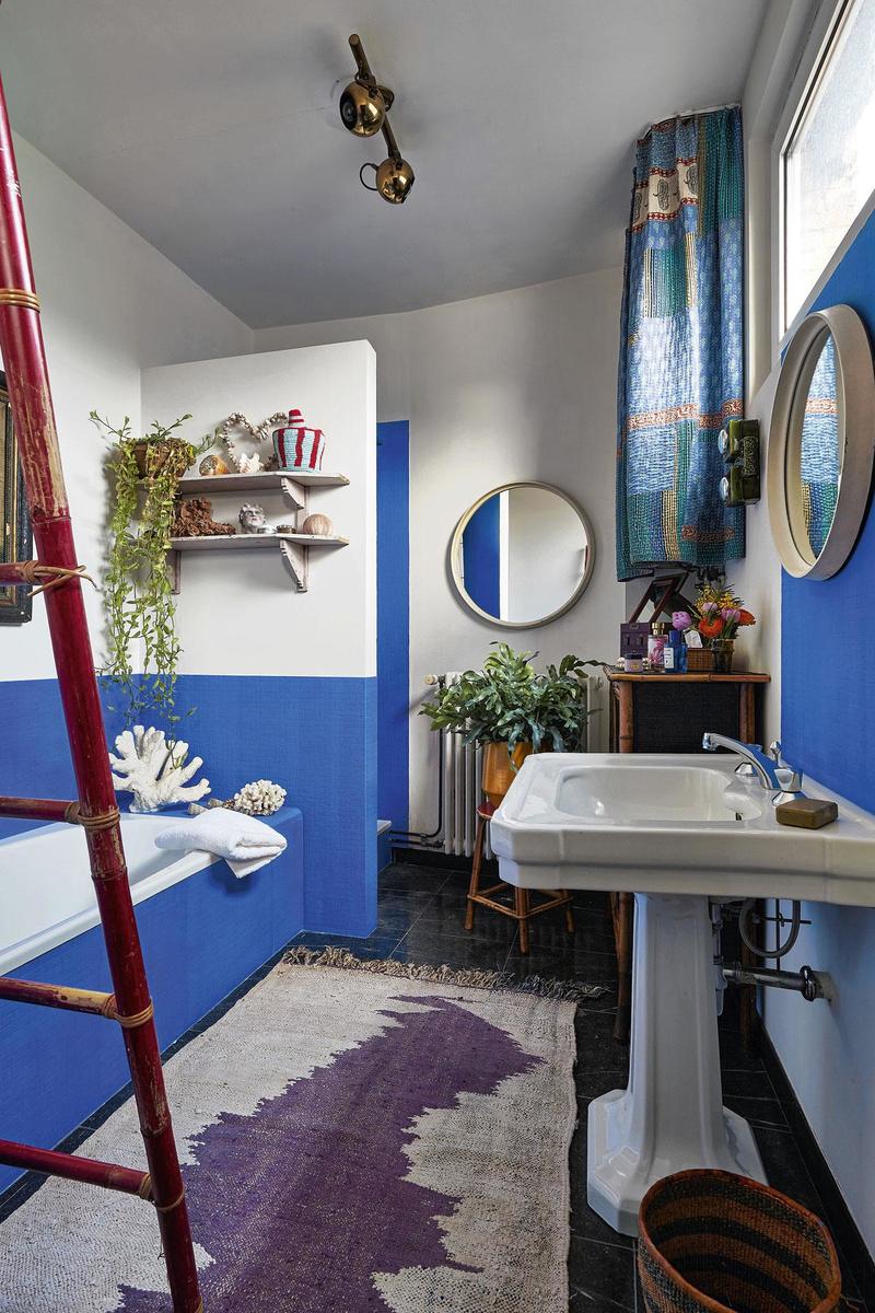 Hormis les aplats bleu Majorelle, Paulette n'a rien changé dans sa salle de bains.