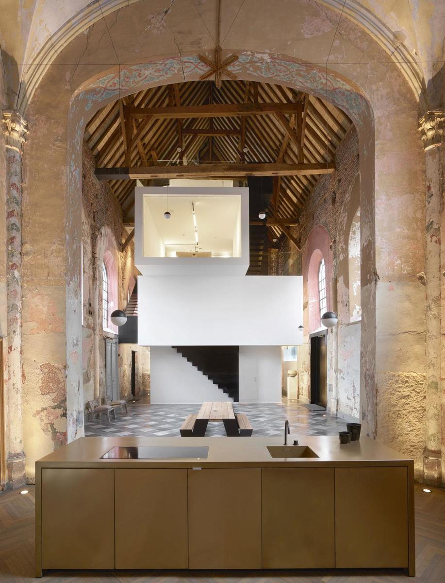 Le studio de Klaarchitectuur s'est installé dans une chapelle du XVIe siècle, sans toucher aux murs patinés.