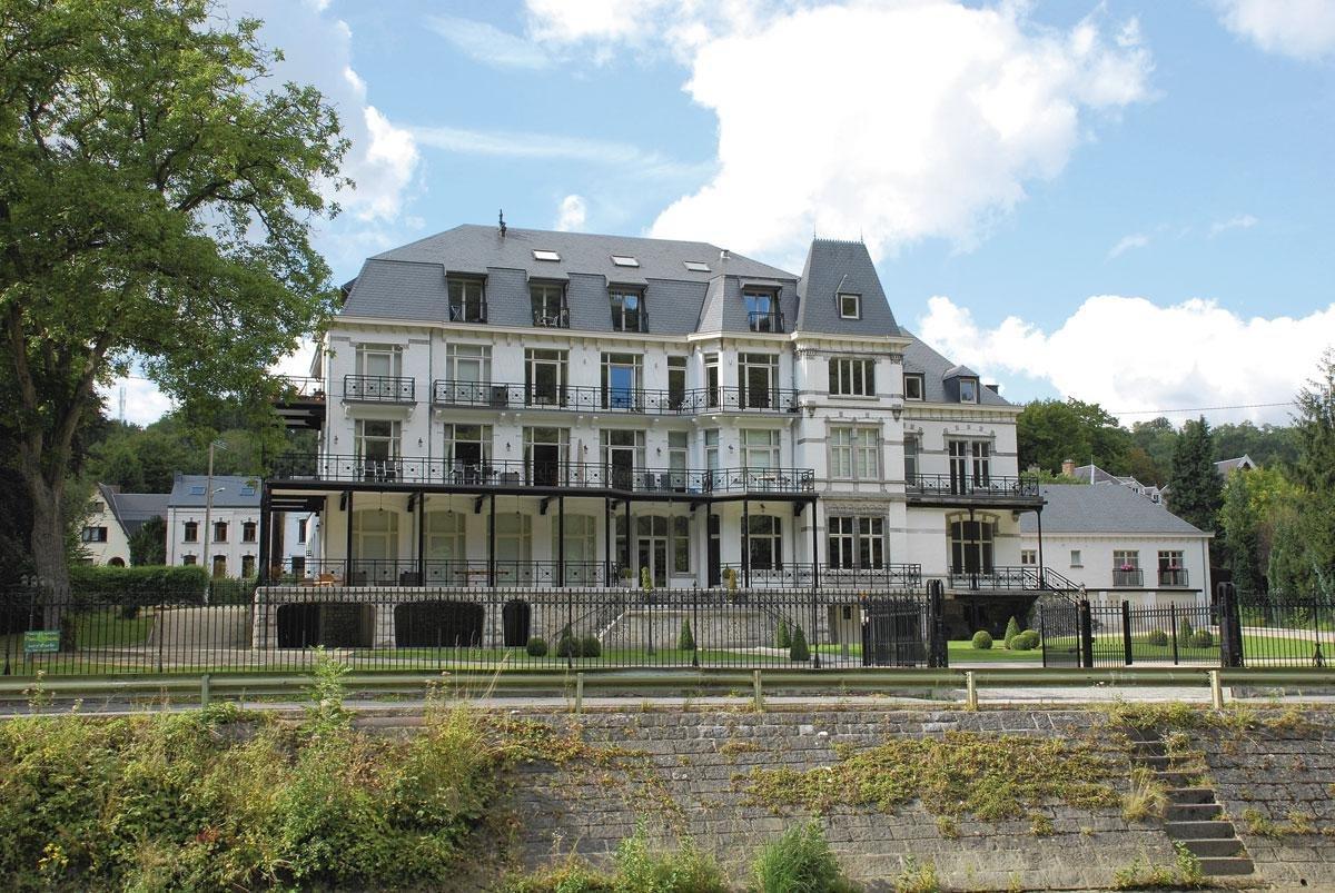 Une villa à Hastière, le long de la Meuse.